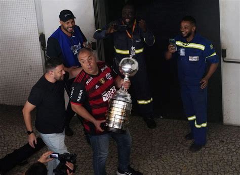 Sem Festa Na Volta Fla Desembarca No Gale O E Gabigol Ovacionado