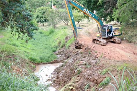 Saae Sorocaba realiza limpeza e desassoreamento de córrego no Jardim