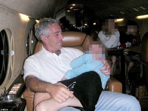 Fotos nunca antes vistas de Jeffrey Epstein abrazando a una niña