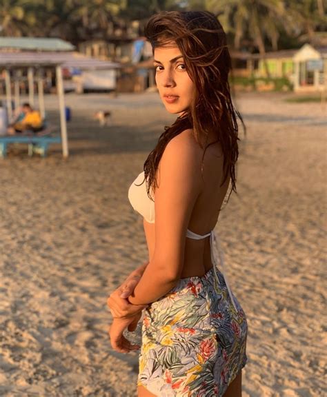 Rhea Chakraborty Shows Off Her Flirtatious Body In Latest Bikini Pics The Live Nagpur