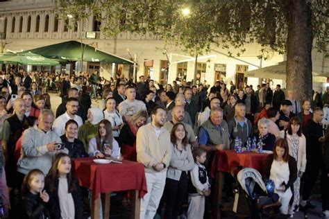 Obilje En Ramazanski Bajram Na Trgu Slobode U Tuzli Bosnjaci Net