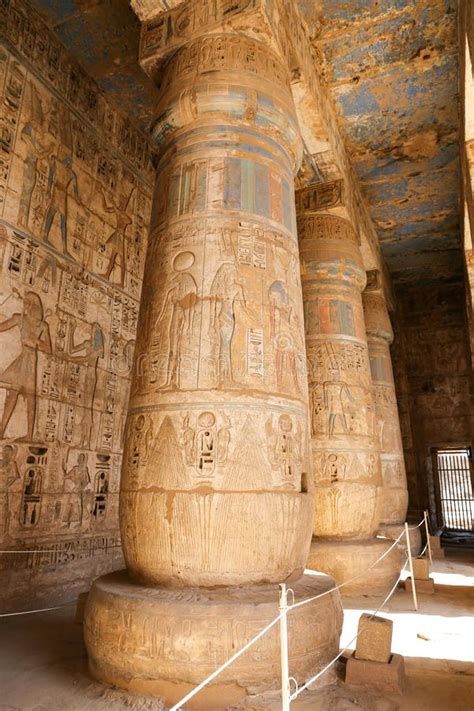 Columnas En El Templo De Medinet Habu En Luxor Egipto Foto De Archivo