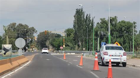 Un Cami N Descolg Un Sem Foro En Un Peligroso Cruce De Ruta