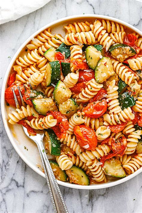 Healthy Tomato Zucchini Pasta Recipe – Easy Vegetarian Pasta Recipe