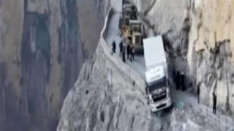 330 फीट ऊंची खाई पर 3 दिन तक लटका रहा ट्रक बेहद खौफनाक था नज़ारा Lorry Rushes Off 330 Feet