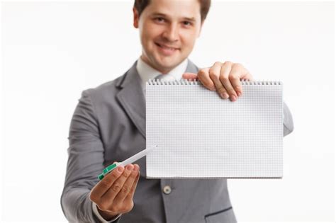 Homem Segurando E Apontando Para Uma Folha De Papel Em Branco Foto