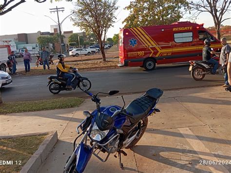 Tr Nsito Duas Pessoas Ficaram Feridas Na Colis O Entre Moto E