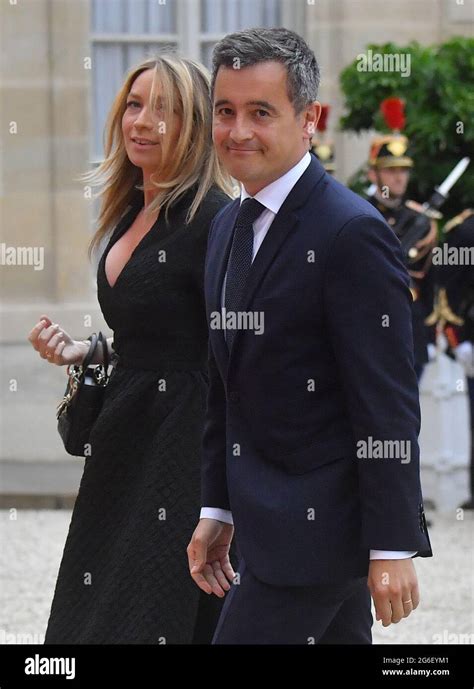 Le ministre français de l intérieur Gerald Darmanin R et sa femme