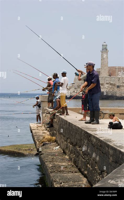 Pesca en malecon paseo fotografías e imágenes de alta resolución Alamy