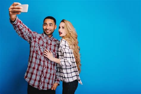 Beau Mec élégant Faisant Un Portrait De Selfie Avec Une Jeune Femme