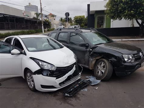 Motorista Espirra N O V Placa De Pare E Atinge Carro Na