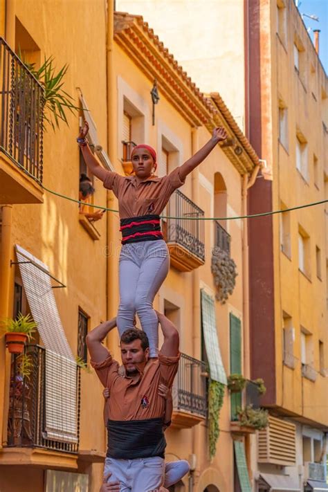 Castells Performance Un Castell Es Una Torre Humana Construida