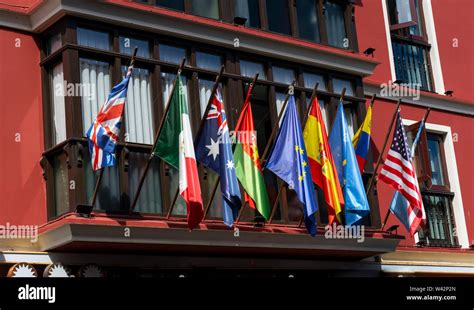 Exhibición de banderas del mundo en español edificio Fotografía de