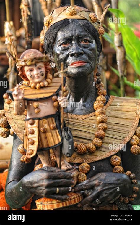 Old Woman Holding A Santo Nino Figur Ati Atihan Festival Kalibo