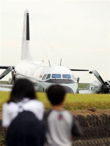 组图：日本自卫队一架飞机冲出跑道新闻中心新浪网