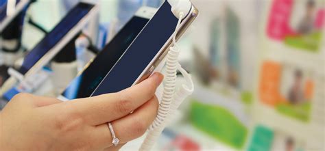 Retail Rush Mobile Phone Vendors Seek To Establish Exclusive Stores In