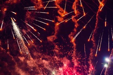 Hermosos Fuegos Artificiales Rojos Brillantes En El Cielo Nocturno