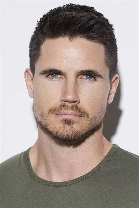 Robbie Amell On Starring in Greg Daniels’ ‘Upload’ – Awardsdaily