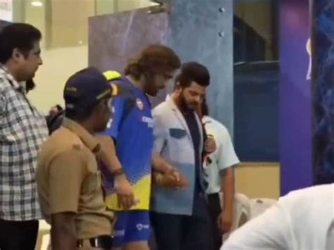 Heartwarming Video Of Chinna Thala Suresh Raina Helping A Limping Ms