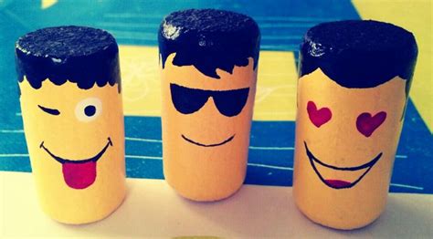 Yellow Cork Faces Portachiavi Con Faccine Realizzate Su Tappi Di