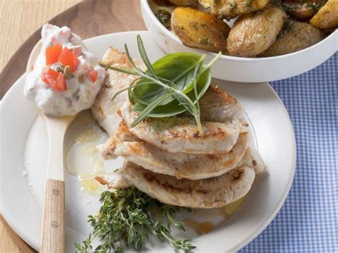 Putenschnitzel Mit Gebackenen Kartoffeln Rezept Eat Smarter