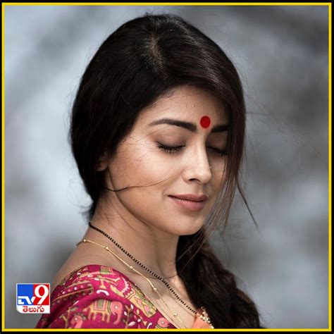 Shriya Saran కాలమే చిన్నబోదా నీ అందం ముందు చిరునవ్వుకే దిష్టితగలదా