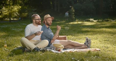 Pareja Gay Disfrutando De Un Picnic En El Campo De Verano Metrajes Vídeo de picnic hierba