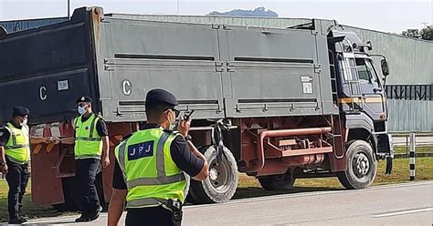 East Coast Lorry Drivers Go On Strike Blaming Jpj For Unfair