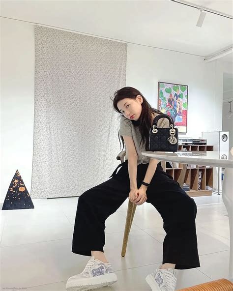 9 Ide OOTD Kasual Ala Bae Suzy Yang Didominasi Pants Kece