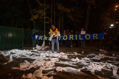 Live Video Foto Protest Cu H Rtie Igienic La Sediul Pnl Marian