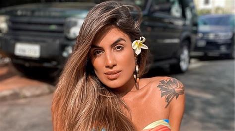 Carol Peixinho Mostra Boa Forma Em Clique De Biqu Ni Na Web