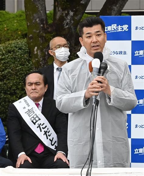 立憲民主党の泉健太代表（右）の演説に耳を傾ける吉田忠智氏＝6日午前8時57分、大分市（撮影・星野楽） 参院大分補選告示、与野党が浮沈懸け