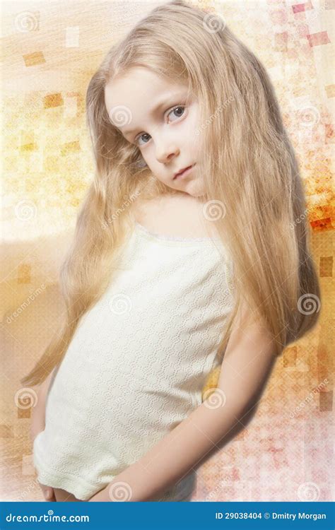 Verticale De Petite Fille Blonde Semblante Triste Photo Stock Image