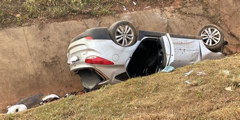 Carro Capota Na Br Em Sorriso Dois Ficam Feridos E Um Resiste A