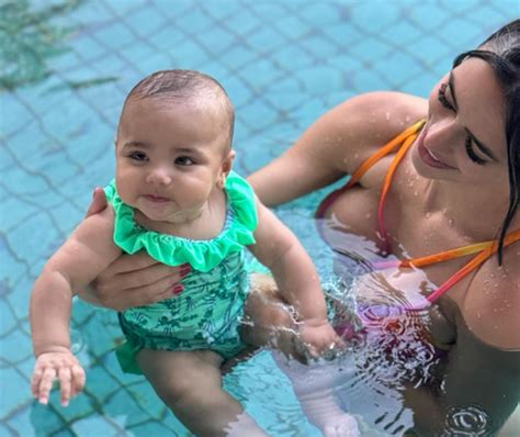 Bruna Biancardi Curte Dia Na Piscina A Filha Mavie Maior Amor Do