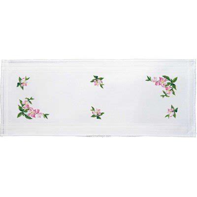 Kit chemin de table imprimé magnolia en broderie traditionnelle Royal