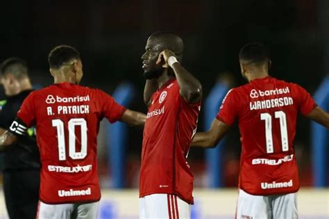 Inter Vira Sobre O Novo Hamburgo E Chega Ao Gre Nal Na Lideran A Do Gauch O