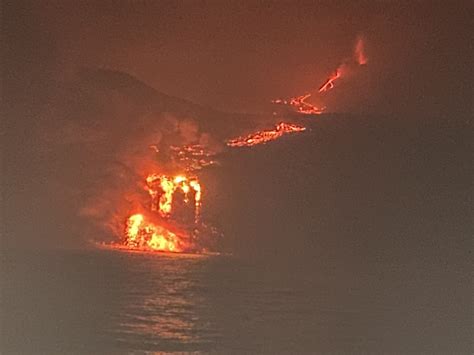 Llega Al Mar La Lava Del Volc N De Cumbre Vieja De La Palma Vista Al Mar