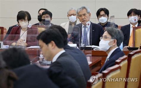 답변하는 이백만 한국방송광고진흥공사 사장 네이트 뉴스