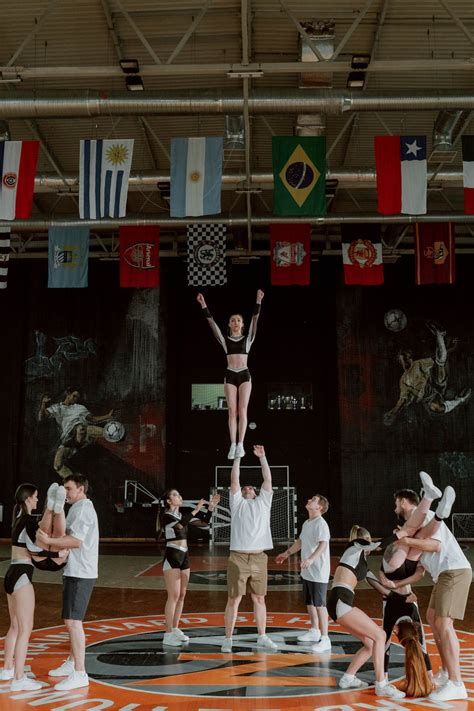 Pep Squad Training at a Gym · Free Stock Photo