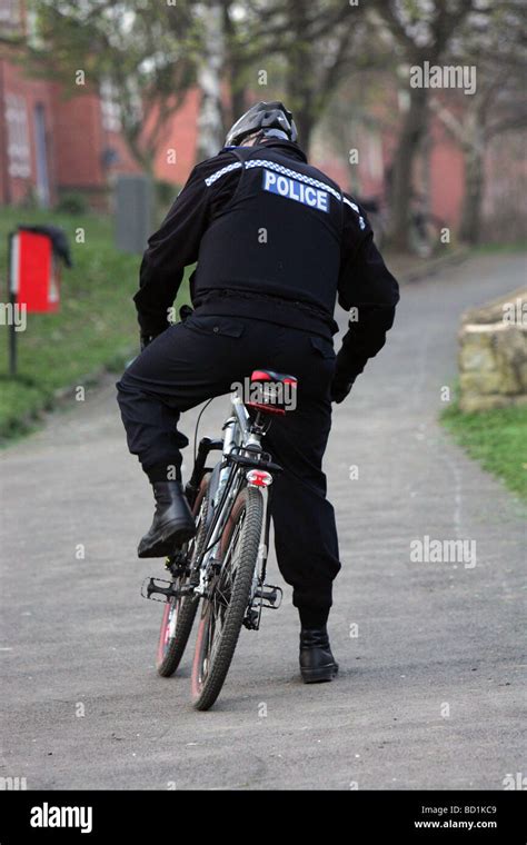 Fahrrad Polizist Fotos Und Bildmaterial In Hoher Aufl Sung Alamy