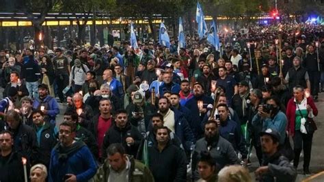 Marcha De Antorchas Masivo Homenaje A Eva Per N A A Os De Su Muerte