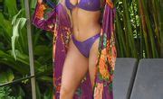 Demi Rose impacta con sesión en bikini morado de látex