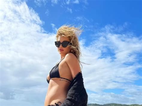 Rita Ora pozon në plazh me bikini feston Vitin e Ri në Australi Indeksonline net