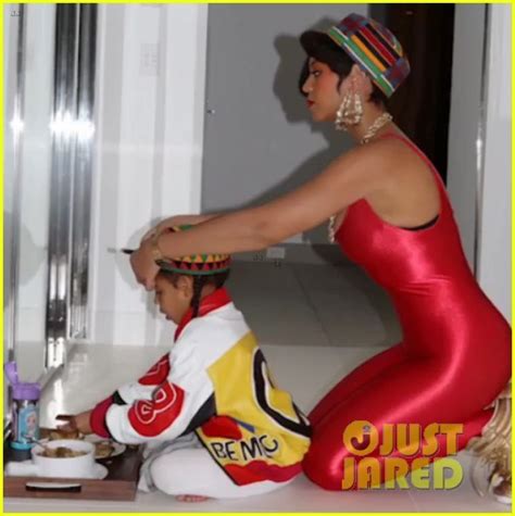 Beyoncé And Blue Ivy Dress Up As Salt N Pepa For Halloween Photo