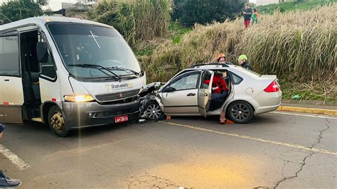 Motorista De Carro Perde O Controle Em Curva E Bate De Frente Em Micro