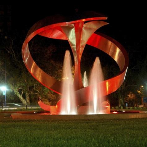 Monumento A La Manzana En General Roca Itr Onegro