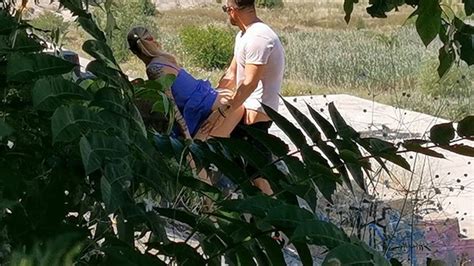 Couple Surpris En Train De Baiser Dans Un Parc Public