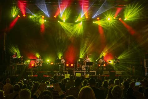 VRSA Sérgio Peres Orchestra livens up New Year s Eve at Praça Marquês