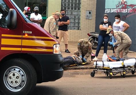 Motociclista é socorrida pelo Corpo de Bombeiros após acidente no